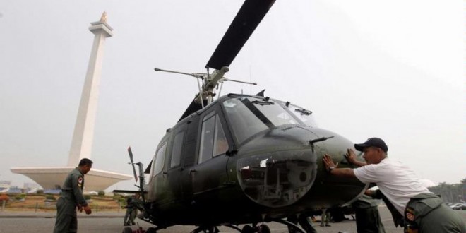 Ilustrasi: Anggota TNI Angkatan Darat menyiapkan helikopter Bell 205 di kawasan Monumen Nasional, Jakarta, Rabu (3/10/2012). Persiapan ini dalam rangka pameran alutsista menyambut HUT TNI ke-67 yang berlangsung 6-8 Oktober 2012.