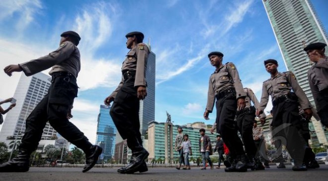 Polisi mengawal demo buruh yang digelar 1 September 2015.