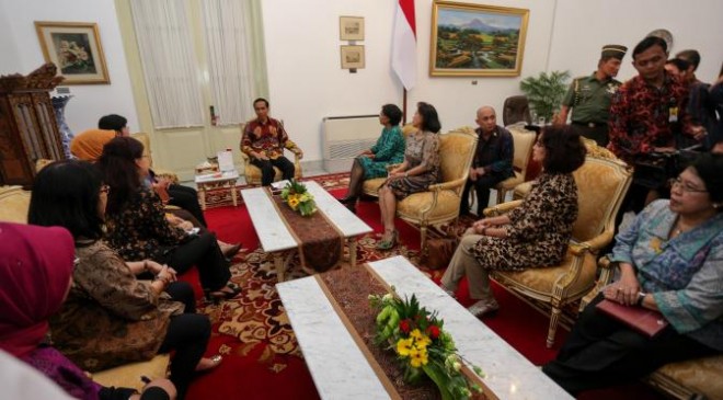 Jokowi bertemu dengan 9 perempuan yang tergabung dalam tim pantia seleksi (Pansel) calon pimpinan KPK â€Ždi Istana Kepresidenan. 