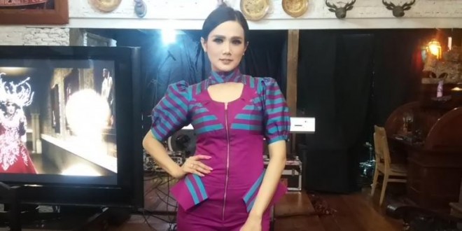 Mulan Jameela berpose sesudah konferensi pers peluncuran klip video untuk single barunya, Trauma, di kediamannya, Jalan Pinang Emas III, Jakarta Selatan, Senin (31/8/2015) sore.