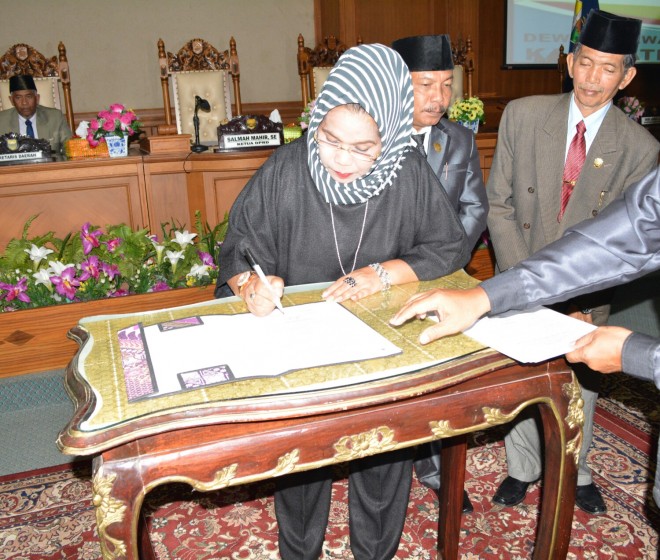 Ketua dprd Muarojambi menandatangani berita acara rapat paripurna istimewa