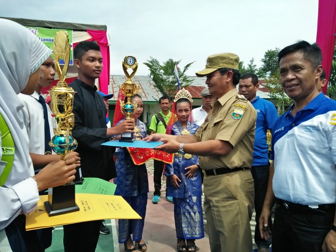 Kailani memberikan piala kepada pemenang o2sn.