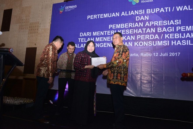 Bupati Masnah saat menerima Penghargaan Paramesti di Yogyakarta 