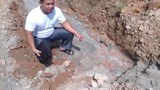 Anggota DPRD Muarojambi Syafri Hasibuan saat melihat limbah perusahaan 