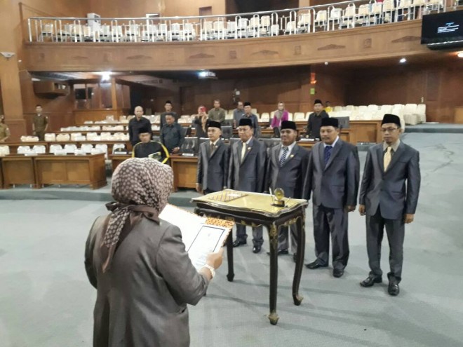 Salmah Mahir saat melantik BK DPRD Muarojambi 