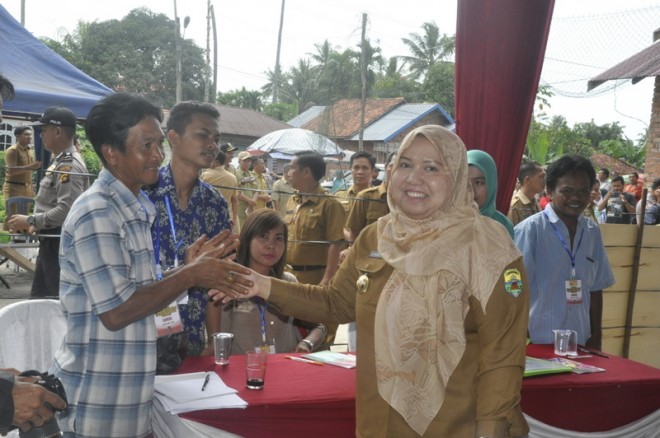 Bupati saat melihat pelaksanaan Pilkades di salah satu TPS