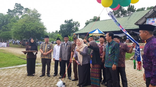 Bupati saat melepaskan Balon pertanda dibukanya Porsadin 