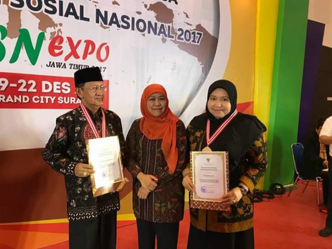 Bupati foto bersama Mensos RI usai menerima penghargaan 