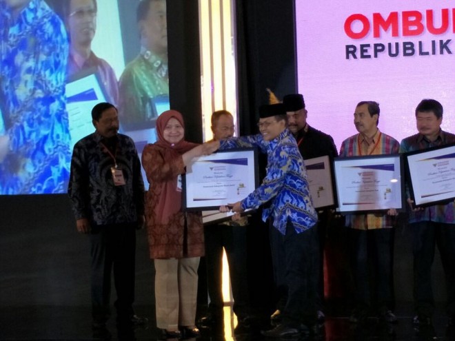 Bupati saat menerima penghargaan dari Ombudsman RI 