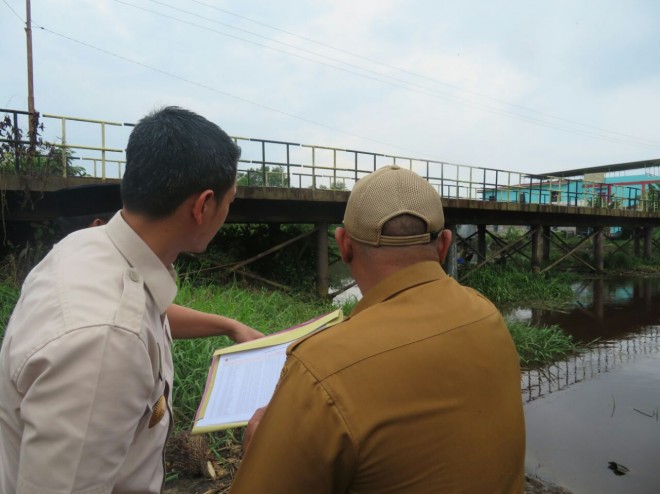 Gubernur Jamb saat meninjau jembatan besi di Desa Teluk Nilau Kecamatan Bram Itam Tanjung Jabung Barat.