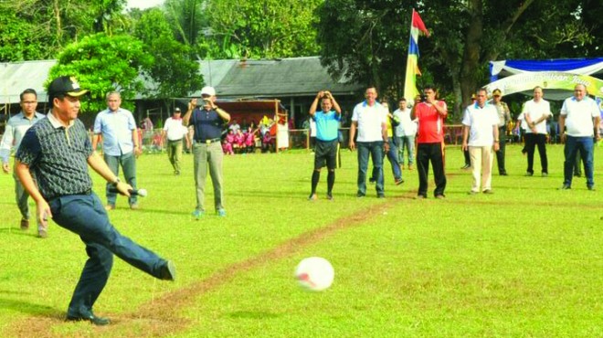 Wabup menendang bola pembukaan turnamen sepak bola