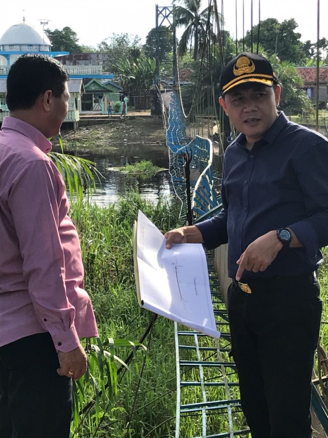 Kadis PU PR Muarojambi saat melihat kondisi jembatan Gantung Sponjen 