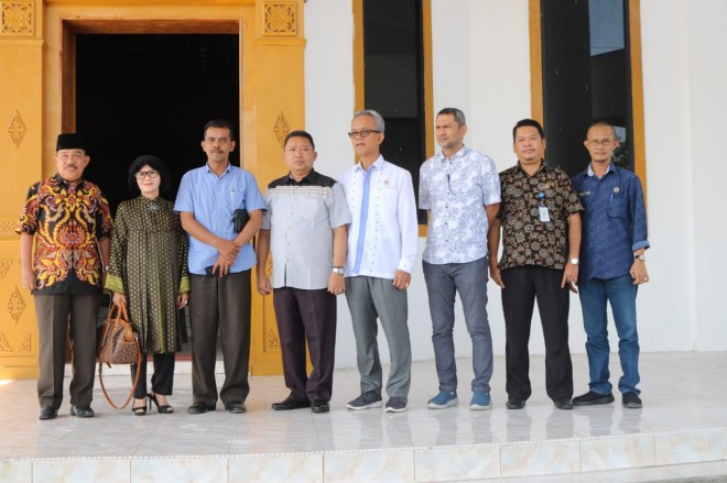 Ketua Komisi I foto bersama usai kunjungan.