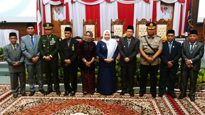 Ketua DPRD Muarojambi foto bersama usai paripurna