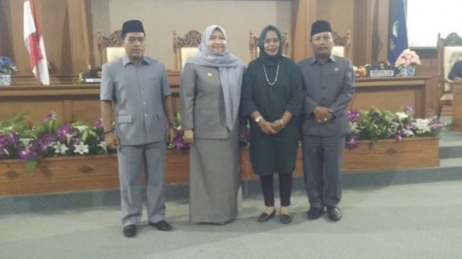 Ketua DPRD Salma Mahir, Wakil Ketua Edison dan Amirudin foto bersama usai paripurna.