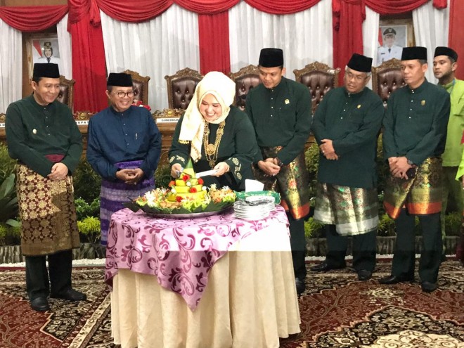 Unsur Pimpinan DPRD Muarojambi mendampingi Bupati Muarojambi memotong tumpeng pada peringat HUT Muarojambi ke 20.