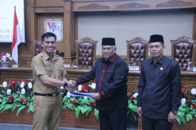 Penyerahan berkas jawaban bupati ke wakil  Ketua DPRD Muarojambi..