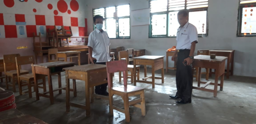 DPRD Muaro Jambi Saat melihat Kondisi salah satu sekolah di Muaro Jambi