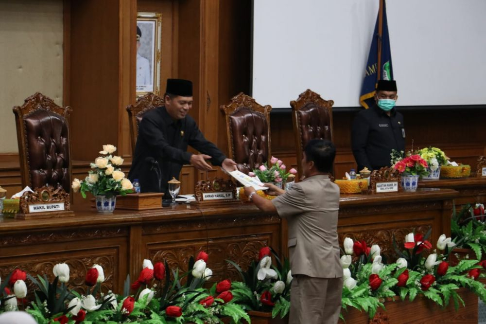 Unsur Pimpinan DPRD Muaro Jambi menerima laporan Hasil Reses anggota DPRD