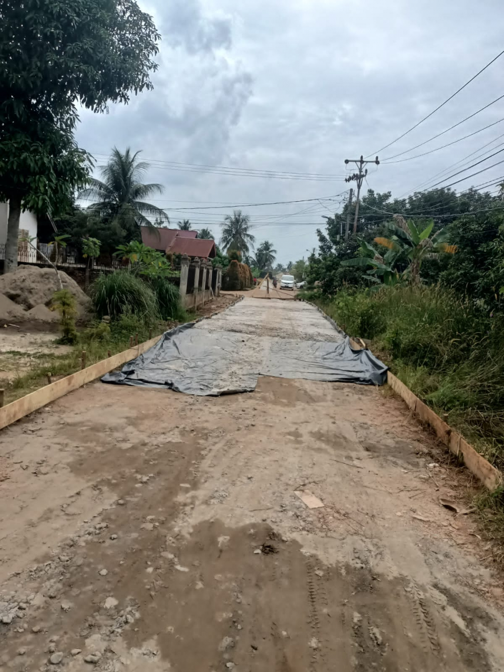 Pengecoran Jalan yang terlantar karena Salah Lokasi