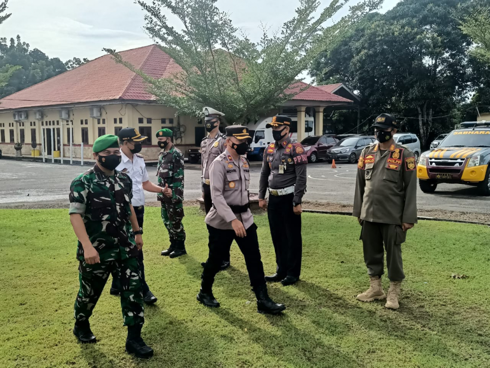 Wakapolres Muaro Jambi saat melakukan pengecekan Pasukan