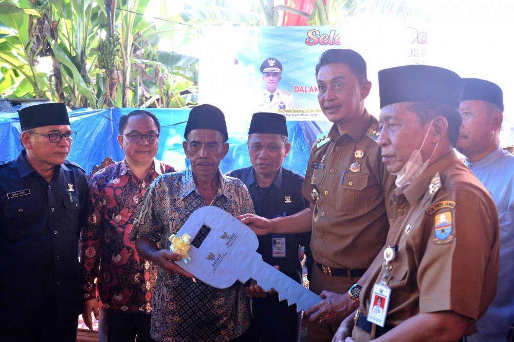 Wagub dan Pj Bupati saat menyerahkan Kunci Rumah hasil Bedah Rumah 