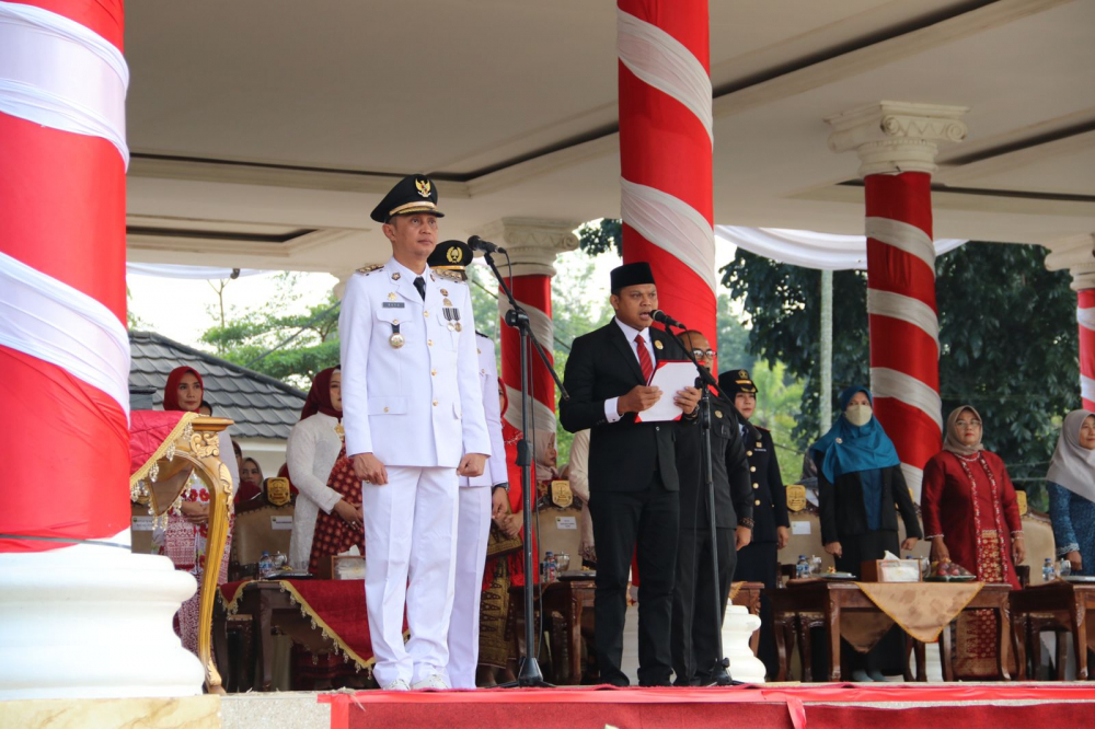 Ketua DPRD Muaro Jambi Yuli Setia Bakti saat membacakan Teks Proklamasi saat Upacara HUT RI di Bukit Cinto Kenang