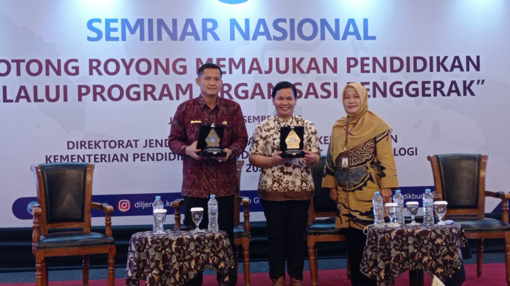 Kadis Diknas Muarojambi mendapatkan Plakat dari Kemen Dikbud RI Usai menjadi Pemakalah dalam Seminar Nasional Pendidikan 