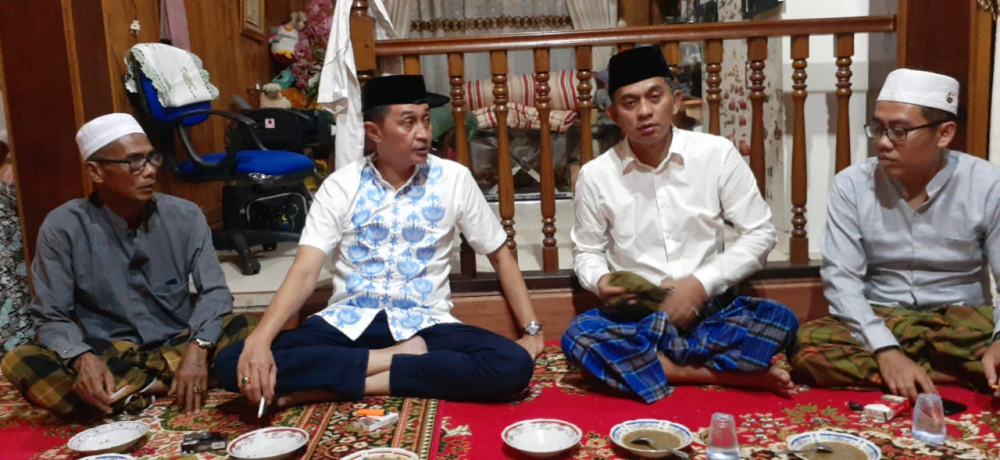 Pj Bupati Muaro Jambi saat berada di Rumah Duka Ibunda Wakil Ketua DPRD Provinsi Jambi Burhanuddin Mahir 